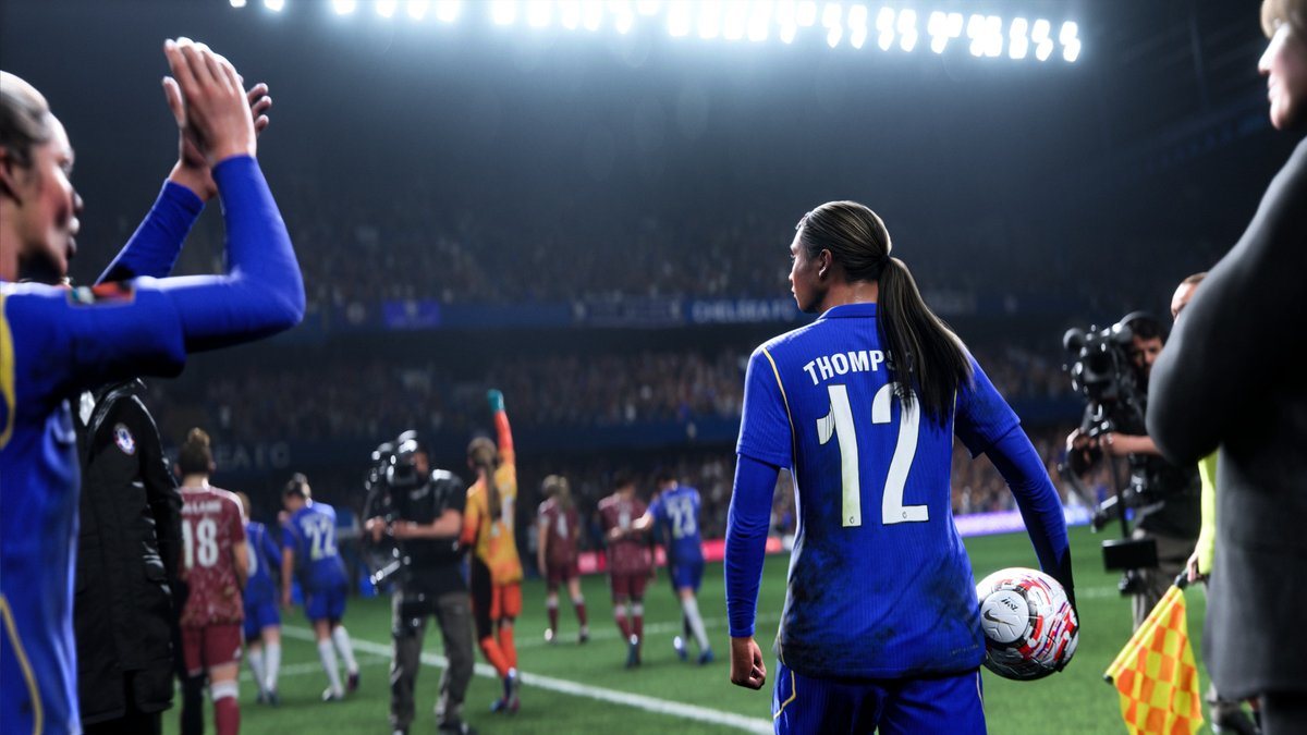 EA SPORTS FC 27 — футболистка готовится вбросить мяч на стадионе, скриншот на PS5