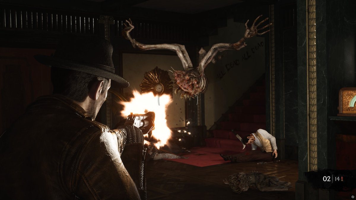 The Sinking City 2 — герой стреляет в чудовище в тёмном доме, скриншот