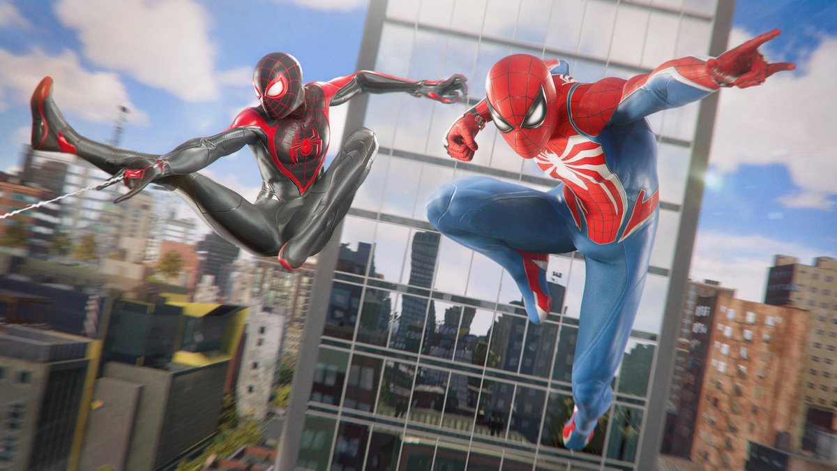 Marvel’s Spider-Man 2 — Питер Паркер и Майлз Моралес летят над Нью-Йорком, скриншот на PS5