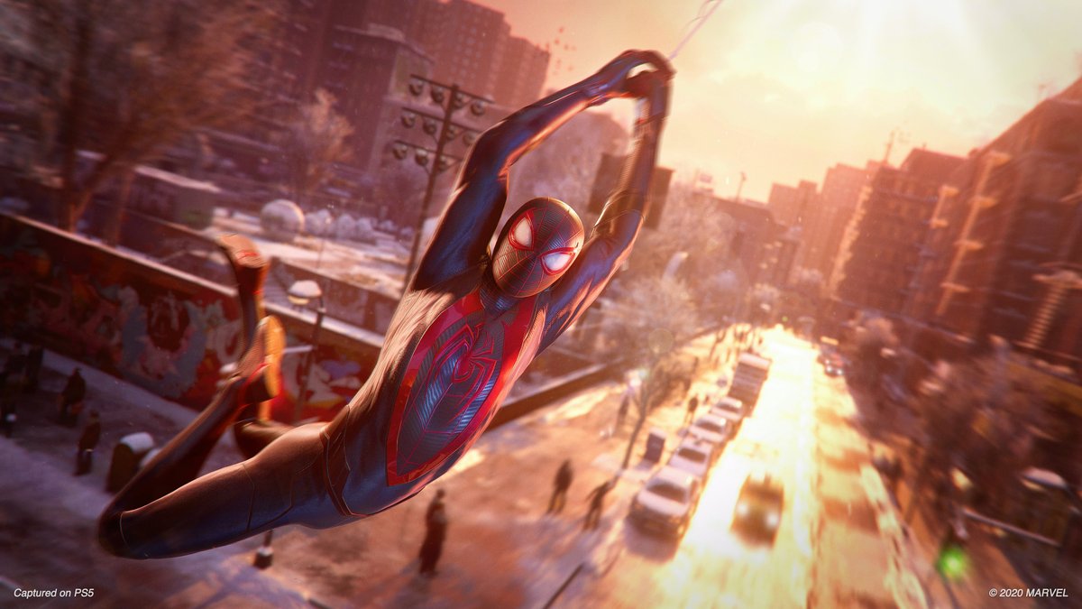 Marvel’s Spider-Man: Miles Morales — Майлз летит над заснеженным городом, скриншот на PS5