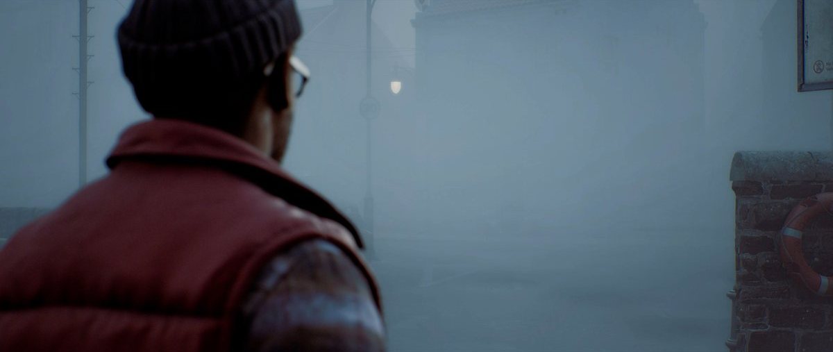 Silent Hill: Townfall — Саймон в красной жилетке идёт по туманной улице, скриншот на PS5