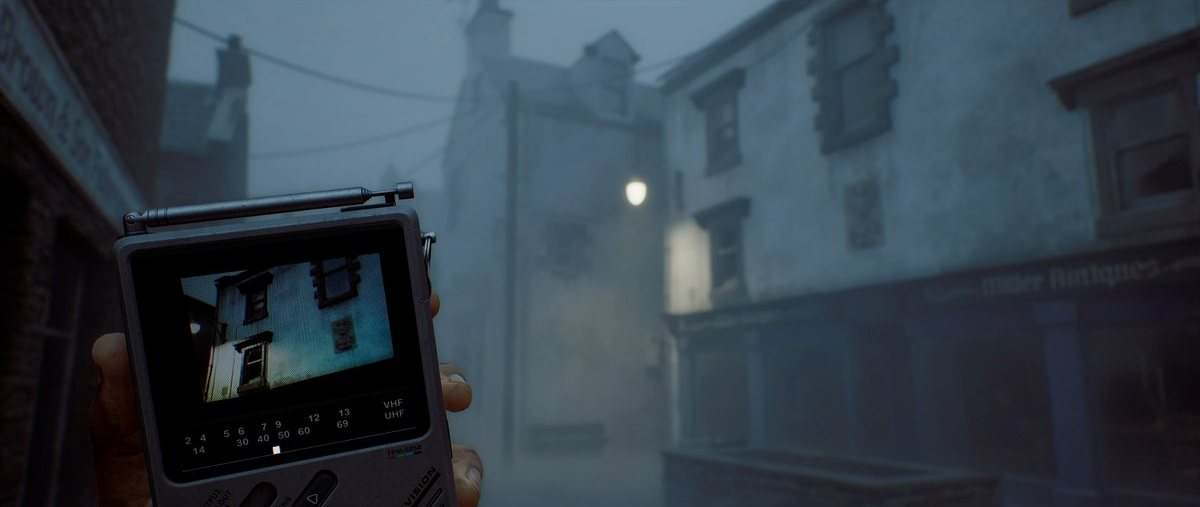 Silent Hill: Townfall — герой держит прибор CRTV с изображением дома на экране, скриншот