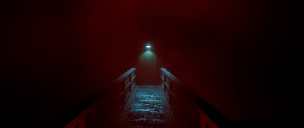 Silent Hill: Townfall — тёмный красный коридор и мост в ином мире, скриншот на PS5