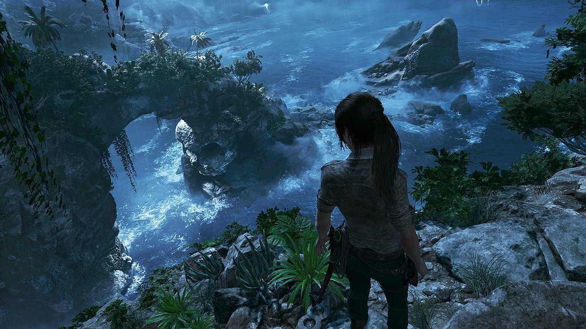 Shadow of the Tomb Raider — Лара на скале над водопадом в джунглях, скриншот