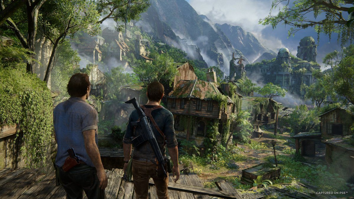 Uncharted 4 — Натан и Сэм Дрейк в заброшенном городе в джунглях, скриншот на PS5