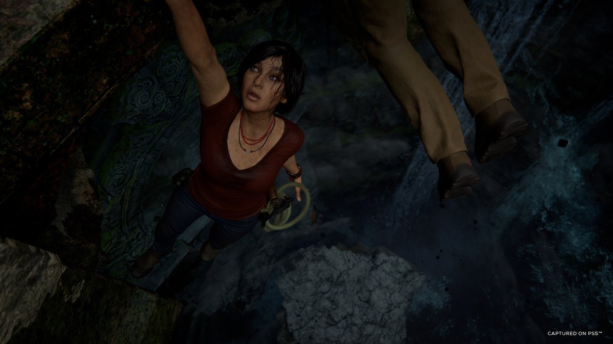 Uncharted: The Lost Legacy — Хлоя Фрейзер цепляется за скалу, скриншот на PS5
